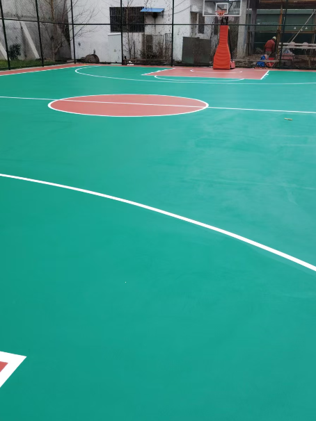 平南 球场长期使用易出现地面开裂